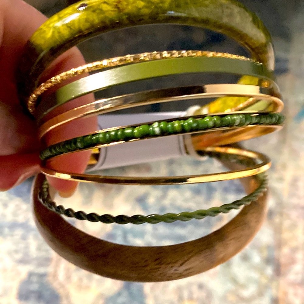 NWT Jones New York bracelet set in gold tone, olive and wood coloring.